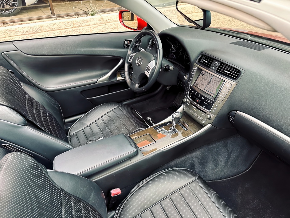Lexus IS 350C 2011 - Image 3